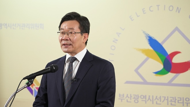 전상훈 부산시선거관리위원회 위원장이 24일 공명선거 및 투표참여를 호소하는 대국민 담화를 발표하고 있다.(사진제공=부산시선거관리위원회)