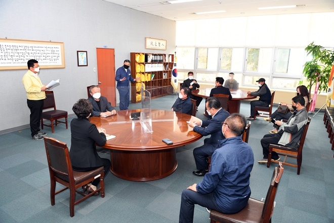 3월 26일 오후 2시 30분 군수실에서 기장군수 기획청렴실장 5개 읍·면 이장단장과 주민자치위원장 등이 참석한 가운데 도시철도 기장선·정관선 및 KTX이음 정차역 유치 추진을 위한 경과보고회를 개최하고 있다.(사진제공=부산 기장군)