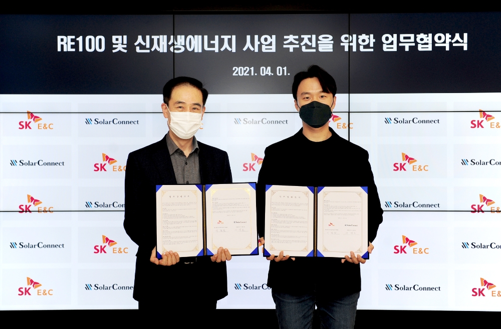이형원 SK건설 에코에너지부문장(왼쪽)과 이영호 솔라커넥트 대표가 협약서를 들고 기념촬영을 하고 있다.(사진=SK건설)