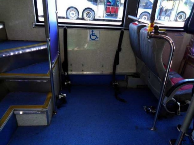 휠체어 이용 장애인이 위 좌석에 휠체어를 고정하고 착석할 경우 버스진행 방향이 아니라 출입문 방향을 바라보게 되고, 장애인의 다리가 버스의 출입문 쪽 통로 부분에 놓이게 된다. 탑승 시간 내내 표정 등이 일반 승객들의 정면 시선에 위치해 상당한 모멸감, 불쾌감을 느낄 수 있어 장애인차별금지법의 입법 취지에 반한다.(사진제공=대법원)