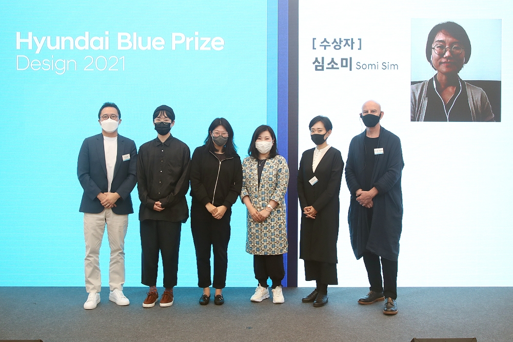 (오른쪽 상단 화면부터) 최종 수상자인 심소미 큐레이터와 파이널리스트인 다니엘 카펠리옹, 장지우, 조주리, 이푸로니, 윤율리 큐레이터, 현대차 지성원 상무가 시상식 후 기념사진을 촬영하고 있다.(사진=현대자동차)