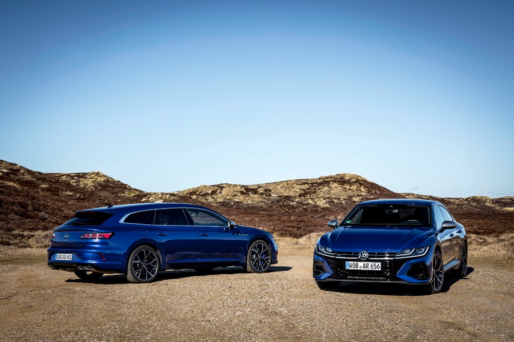 ‘아테온 R’과 ‘아테온 R 슈팅 브레이크’.(사진=폭스바겐 코리아)