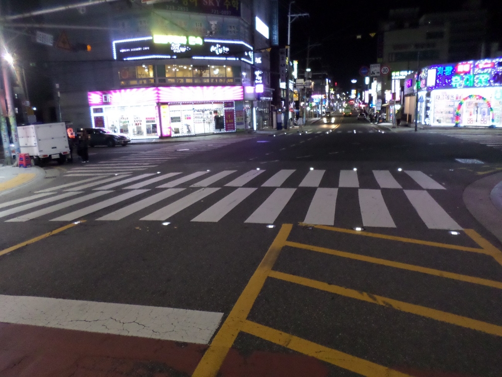 부산 기장군 기장읍 동부리 공영주차장 앞에 설치된 활주로형 LED 횡단보도.(제공=부산 기장군)