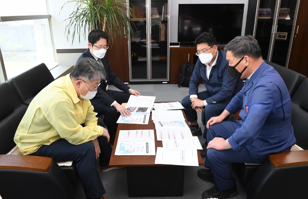 기장군수와 기장군 직원들은 5월 3일 오후 1시30분 국토교통부 대도시권광역교통위원회를 방문해 최기주 위원장을 면담하여, 기장군의 교통문제를 해결하기 위한 기장군 도시철도 기장선·정관선 사업추진과 반송터널 및 접속도로의 교통혼잡도로 지정을 국토부와 함께 협조하여 줄 것을 강력히 요청하고 있다.(사진제공=부산 기장군)