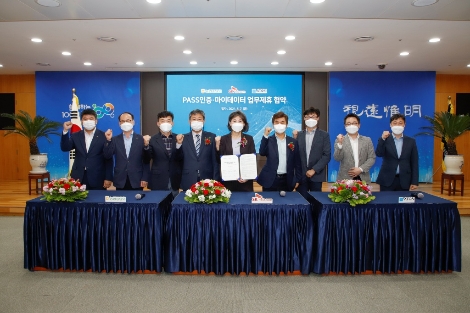 협약식 체결 후 참석자들이 기념촬영을 하고있는 모습. 왼쪽부터 농협중앙회 윤종기 상호금융기획본부 상무, SK텔레콤 오세현 인증CO장, PASS 인증서 개발ㆍ운용사 아톤 김종서 대표. 사진=SK텔레콤