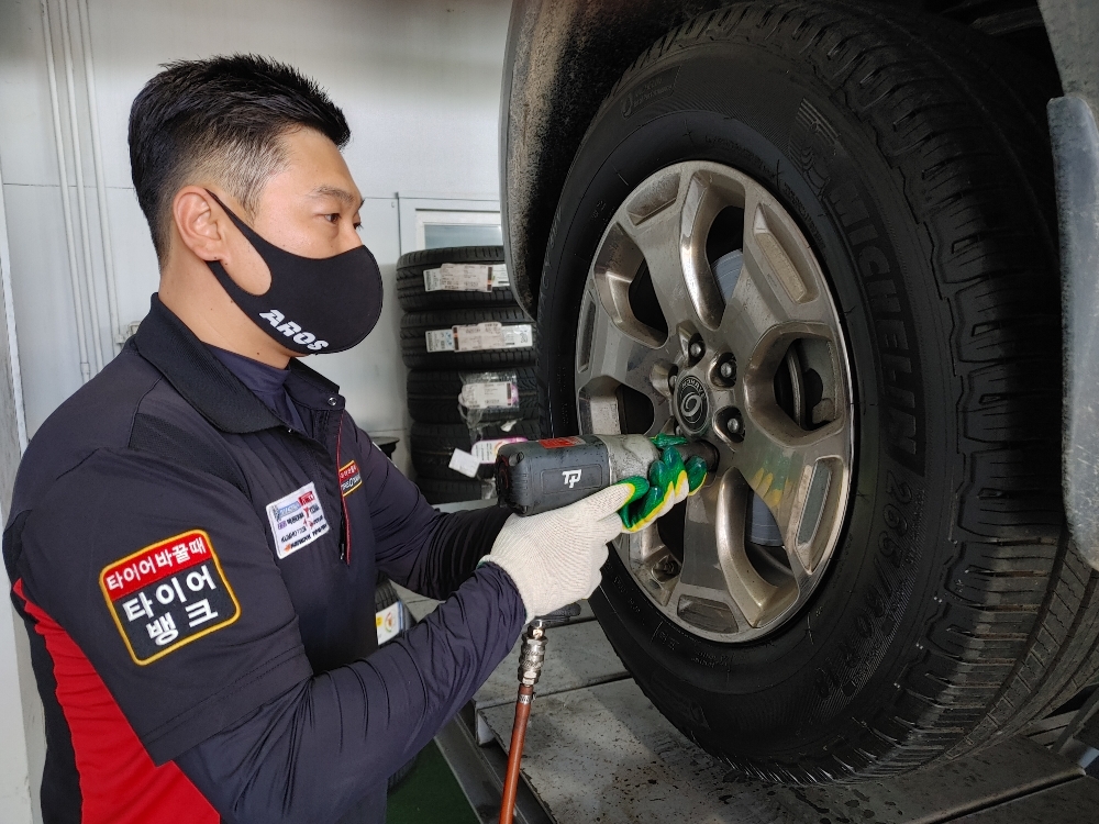 중고차 타이어 교체 중인 타이어뱅크 사업주.(사진=타이어뱅크)