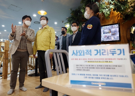 황희 문화체육관광부 장관이 8일 송파구 뽀로로파크에서 코로나19 방역 점검을 하고 있다. 사진=연합뉴스