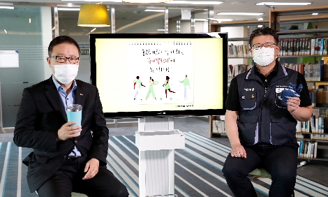 왼쪽부터 정윤모 기보 이사장, 채수은 기보 노조위원장이 용기챌린지 참여 기념 촬영을 하고 있다. 사진=기술보증기금