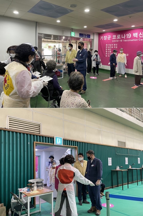 오규석 부산 기장군수는 5월 19일 백신접종센터(기장체육관 보조경기장)를 찾아 관계직원들을 격려하고 현장점검을 하고 있다.(사진제공=부산 기장군)