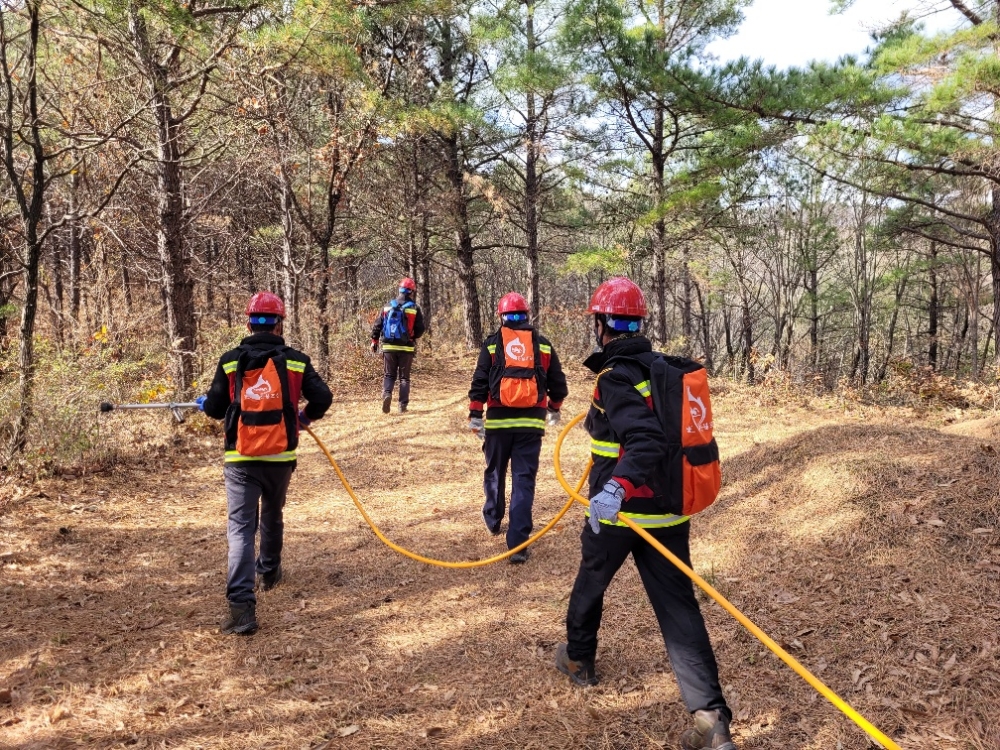 지난해 12월 기장군 산불전문예방진화대원들이 산불진화 훈련에 임하고 있는 모습.(사진제공=부산 기장군)