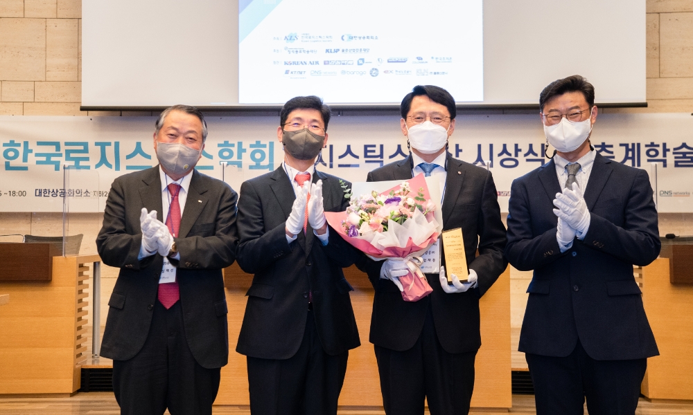 (왼쪽부터)심재선 물류산업진흥재단 이사장, 권오경 한국로지스틱스학회 고문, 엄재동 대한항공 화물사업본부장, 김대기 한국로지스틱스학회 회장이 기념촬영을 하고 있는 모습.(사진=대한항공)