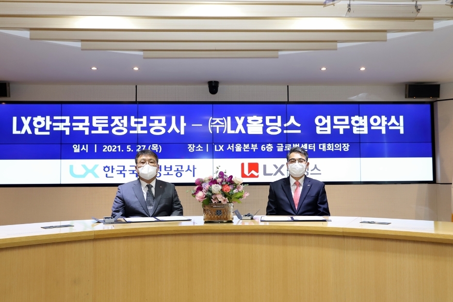 협약식에 참석한 LX한국국토정보공사 김정렬 사장(우)과 LX홀딩스 송치호 사장(좌). (사진=LX한국국토정보공사)