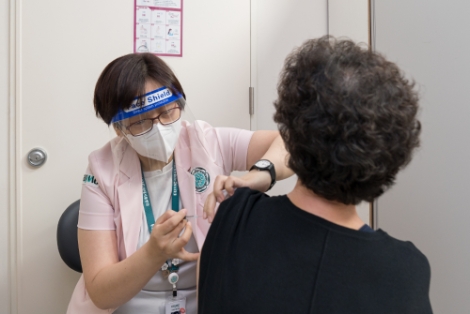 이대서울병원, 65~74세 일반인 대상 코로나19 백신접종 시작