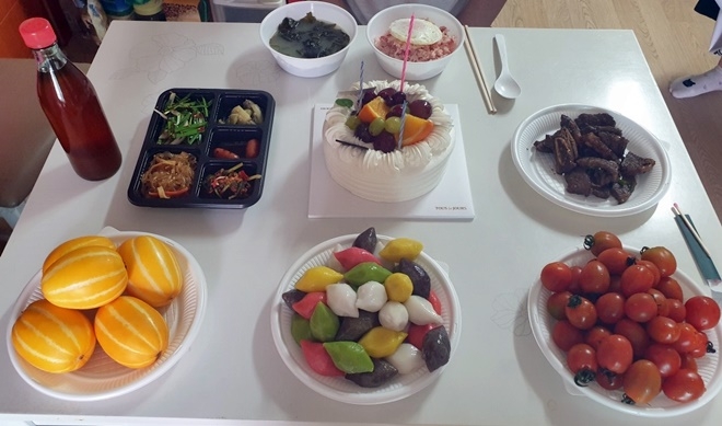 어르신 생신상 차려드리기.(사진제공=부산 기장군)