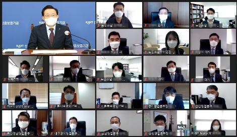 윤대희 신용보증기금 이사장이 1일 대구 본점에서 비대면 화상회의로 개최된 45주년 창립기념식에서 인사말을 하고 있다. 사진=신용보증기금