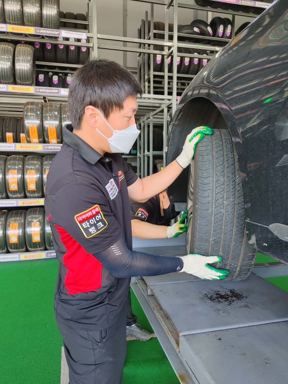 충남 부여읍 동남리에 위치한 타이어뱅크 서부여점에서 황대인 사업주와 타이어 전문가가 고객 타이어 상태를 점검하고 있다.(사진=타이어뱅크)