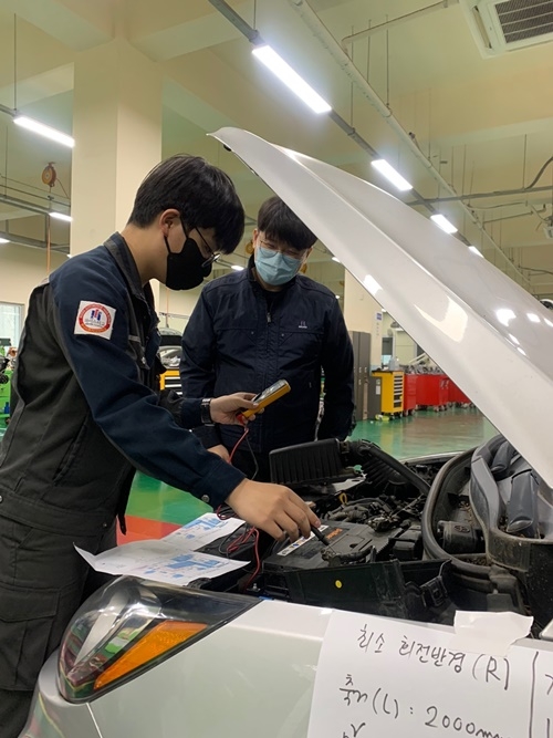 자동차 정비과정 학생들의 차량 고장진단 수업 모습.(사진제공=부산교육청)