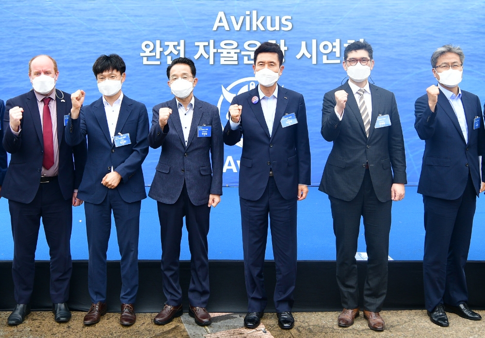 (왼쪽부터) 주한 영국대사관 국제통상부 마이크 웰치(Mike Welch) 참사관, 아비커스 임도형 대표, 포항해양경찰서 한상철 서장, 포항시 이강덕 시장, 한국조선해양 미래기술연구원장 김성준 부사장, 한국조선해양 디지털기술연구소장 권병훈 상무.(사진=현대중공업)