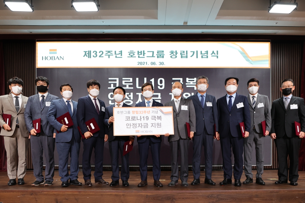 (왼쪽에서 다섯번째) 임선빈 현대석재㈜ 대표, (여섯번째) 김선규 호반그룹 총괄회장).(사진=호반그룹)