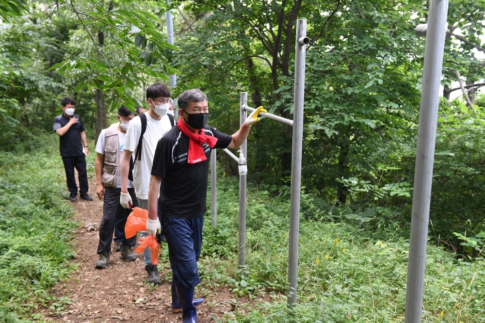 오규석 기장군수(맨앞)는 7월 12일 정관읍 청소년수련관에서 정상을 경유하여 일광면 산수곡마을로 이어지는 달음산 등산로를 점검하고 있다.(사진제공=부산 기장군)