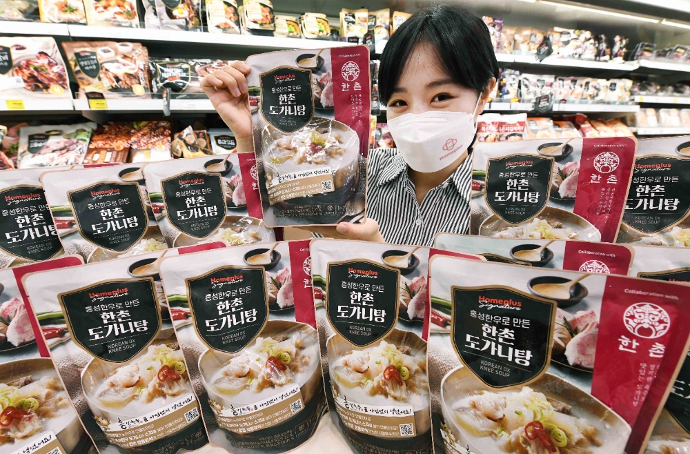 모델이 28일 서울 등촌동 홈플러스 강서점에서 ‘홈플러스 시그니처 한촌 도가니탕’을 선보이고 있다. 홈플러스는 ‘한촌설렁탕’ 브랜드를 운영하고 있는 이연에프앤씨와 손잡고 ‘홈플러스 시그니처 한촌 도가니탕’을 선보인다고 밝혔다. 이는 이연에프앤씨가 홍성군과 맺은 ‘홍성 한우 상품의 다변화를 위한 업무협약’을 통해 만들어진 상품으로 지역 내 한우 농가는 안정적인 판로를 확보하고 홈플러스와 이연에프앤씨는 고품질의 홍성한우를 합리적인 가격에 제공받을 수 있게 됐다.