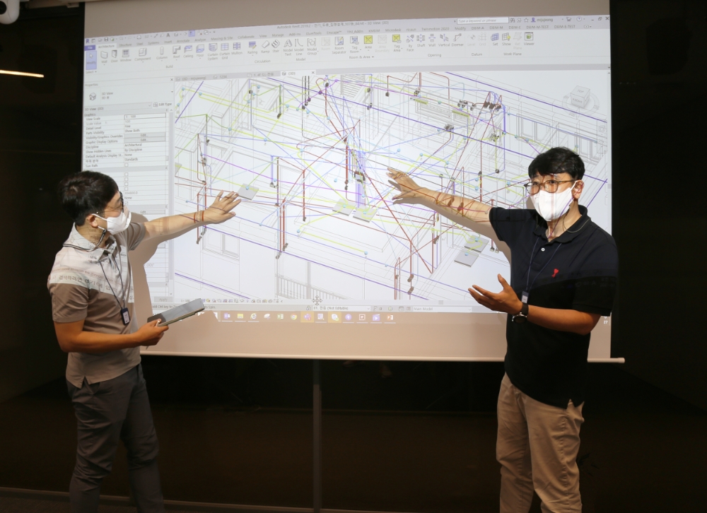 DL이앤씨 주택BIM팀 직원들이 통합 원가 산출 시스템을 이용해 회의하고 있다.(사진=DL이앤씨)