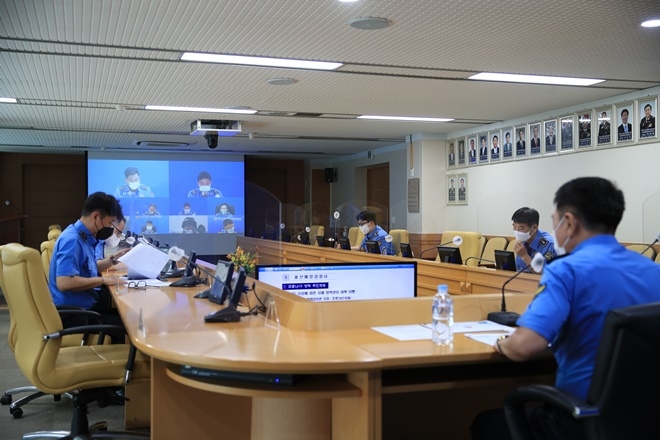7월 28일 남해해경청 방역강화 화상회의.(남해해경청 경비과장(총경 박종철) 주관으로 현장 지휘부 대상 코로나19 방역대책 강화를 위한 화상회의를 하고 있다).(사진제공=남해지방해양경찰청)