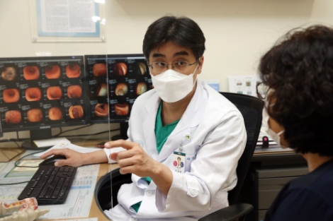 박상형 서울아산병원 소화기내과 교수가 염증성 장질환 환자를 진료하고 있다. 사진=서울아산병원