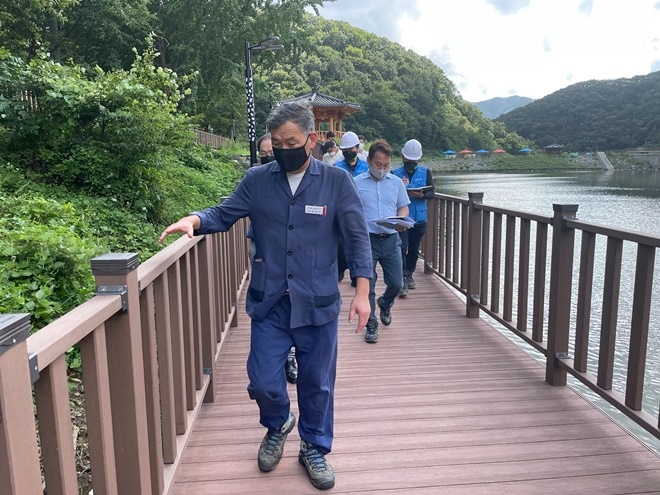 오규석 기장군수는 지난 8월 20일 좌광천 상류부 병산저수지 생태하천 조성 현장을 방문해, 주민들의 휴식공간으로 조성되고 있는 병산저수지 둘레길을 비롯한 현장을 점검하고 있다.(사진제공=부산 기장군)
