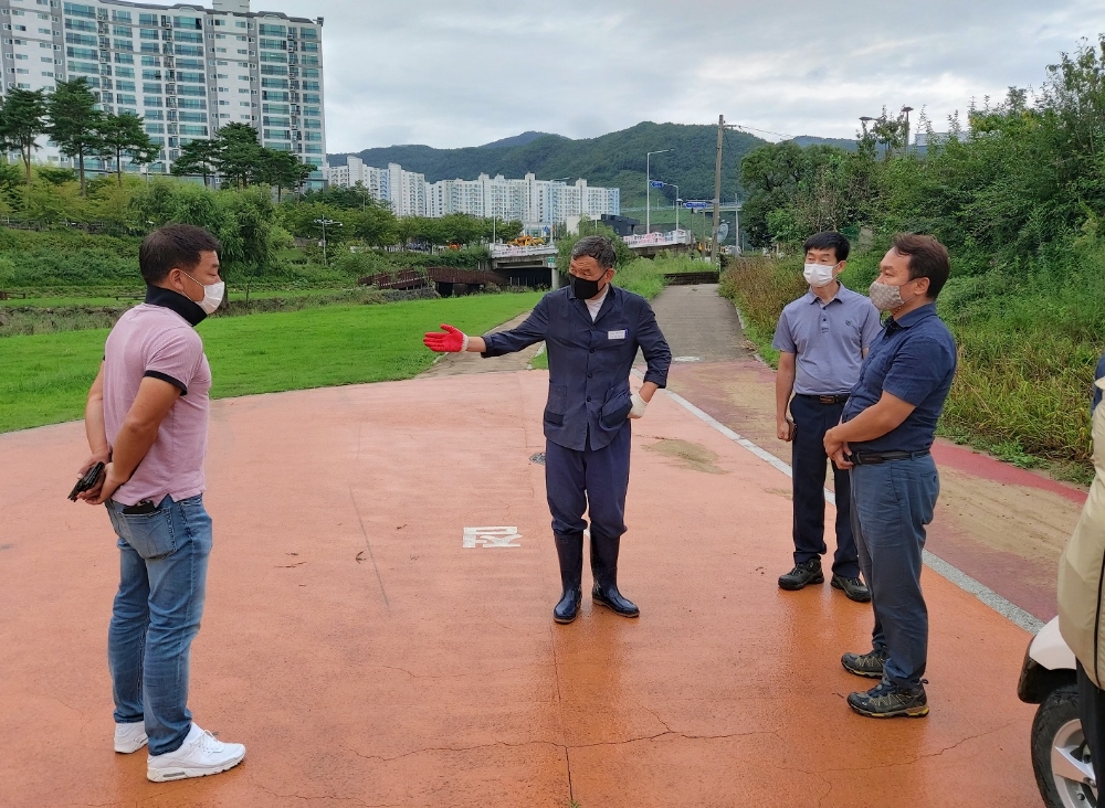 오규석 기장군수는 9월 2일 제12호 태풍 ‘오마이스’로 재해가 발생한 정관읍 좌광천 일원을 방문해 복구현황을 점검하고 신속한 피해 복구를 당부하고 있다.(사진제공=부산 기장군)