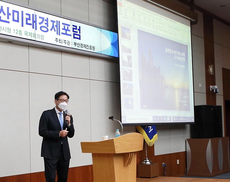 HDC현대산업개발 박희윤 본부장이 10일 부산시청에서 열린 제60회 부산미래경제포럼에서 ‘글로벌 도시 간 경쟁 속의 도시개발전략’이란 주제로 강연하고 있다.(사진=HDC현대산업개발)