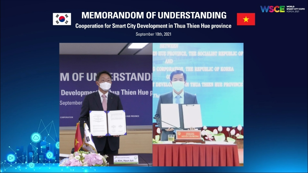 김현준 LH 사장(사진 왼쪽)과 응옌반푸엉 성장(오른쪽)이 비대면 온라인 화상시스템을 통해 협약을 체결하고 기념촬영을 하고 있다.(사진=LH)