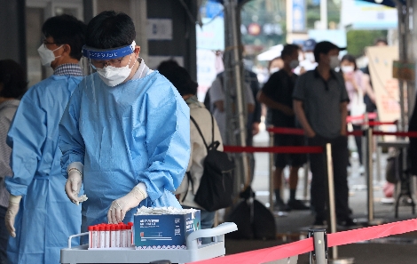 20일 오전 서울역 코로나19 선별진료소에서 의료진이 검사를 준비하고 있다. 사진=연합뉴스