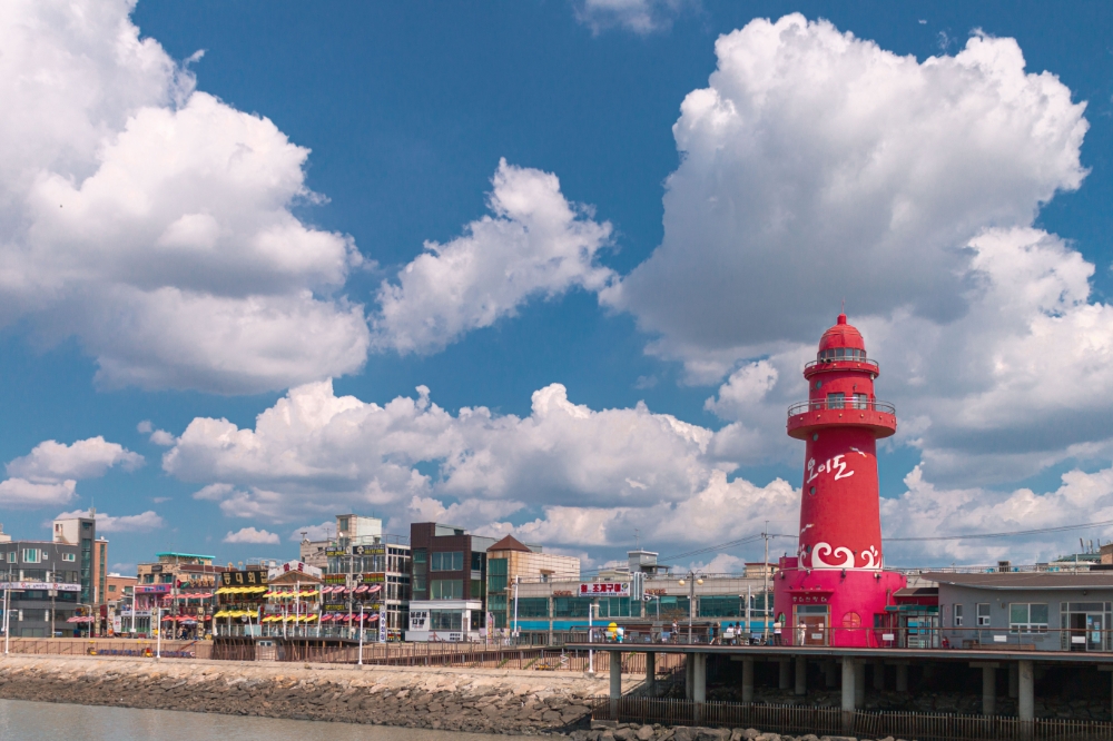 시흥 오이도 바다거리애 있는 빨간등대 전경