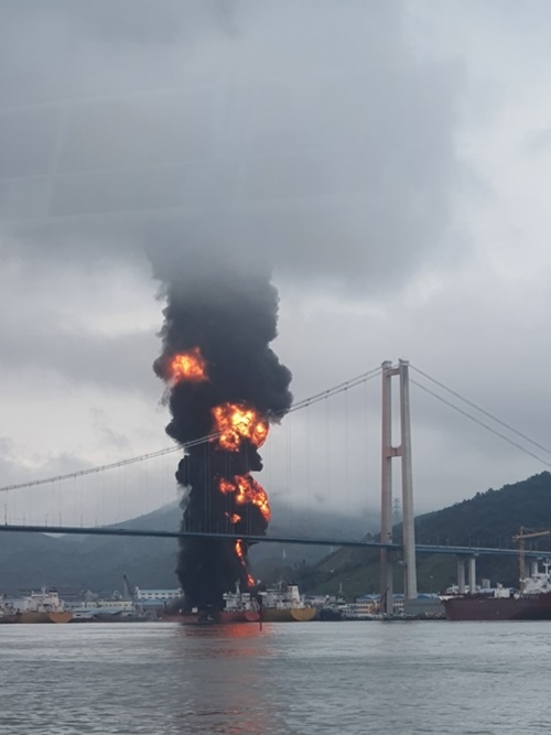 울산항 염포부두 선박 폭발 화재 모습.(제공=니랑키)