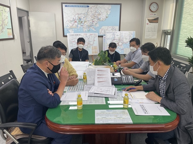 오규석 기장군수(사진왼쪽)는 10월 7일 부산시 교통국을 방문하여 도시철도 정관선, 기장선 사업이 조기 추진될 수 있도록 부산시의 적극적인 행정적 지원을 당부하면서, 금년도 예비타당성조사 대상사업으로 선정해 줄 것을 강력히 요청하고 있다.(사진제공=부산 기장군)