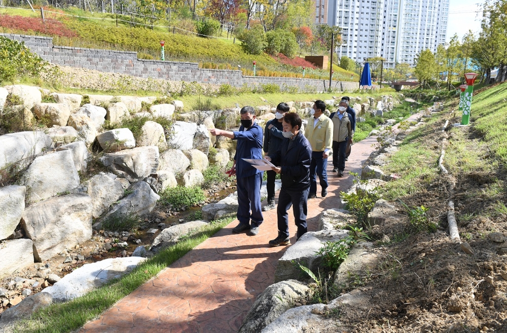오규석 기장군수는 10월 20일 삼성천 및 일광천 내 산책로 조성 사업 현장을 점검하고 있다.(사진은 삼성천 점검현장).(제공=부산 기장군)