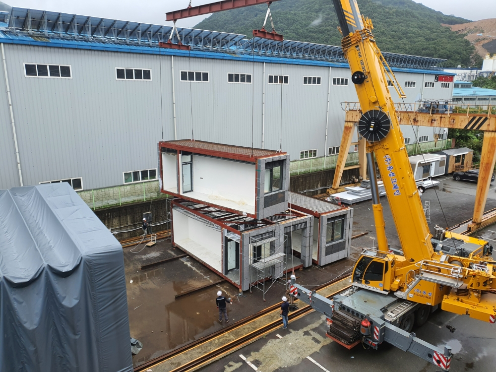 부산의 공장에서 제작한 모듈러 주택을 조립하고 있는 모습.(사진=DL이앤씨)