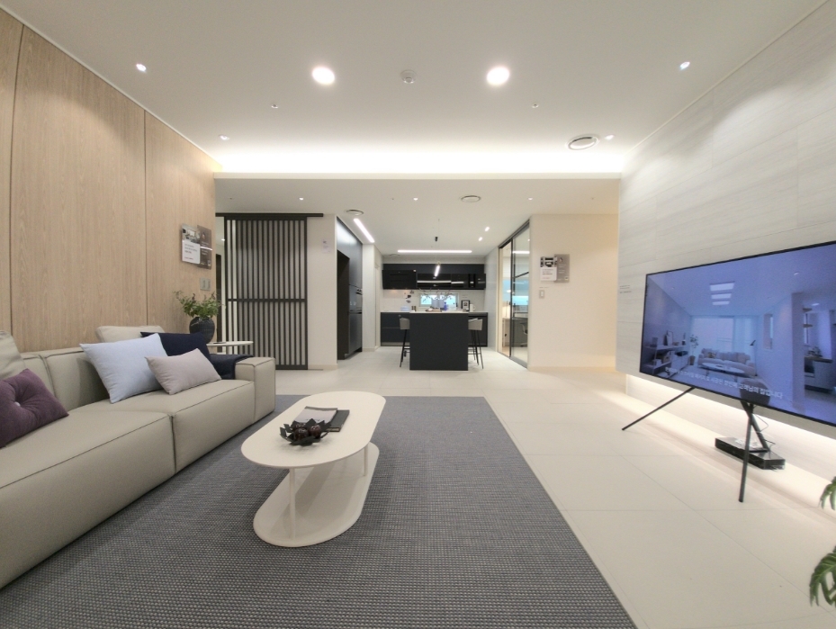 한샘리하우스 롯데 건대스타시티 매장 내 '모던베이지내추럴' 모델하우스 거실 모습.(사진=한샘)