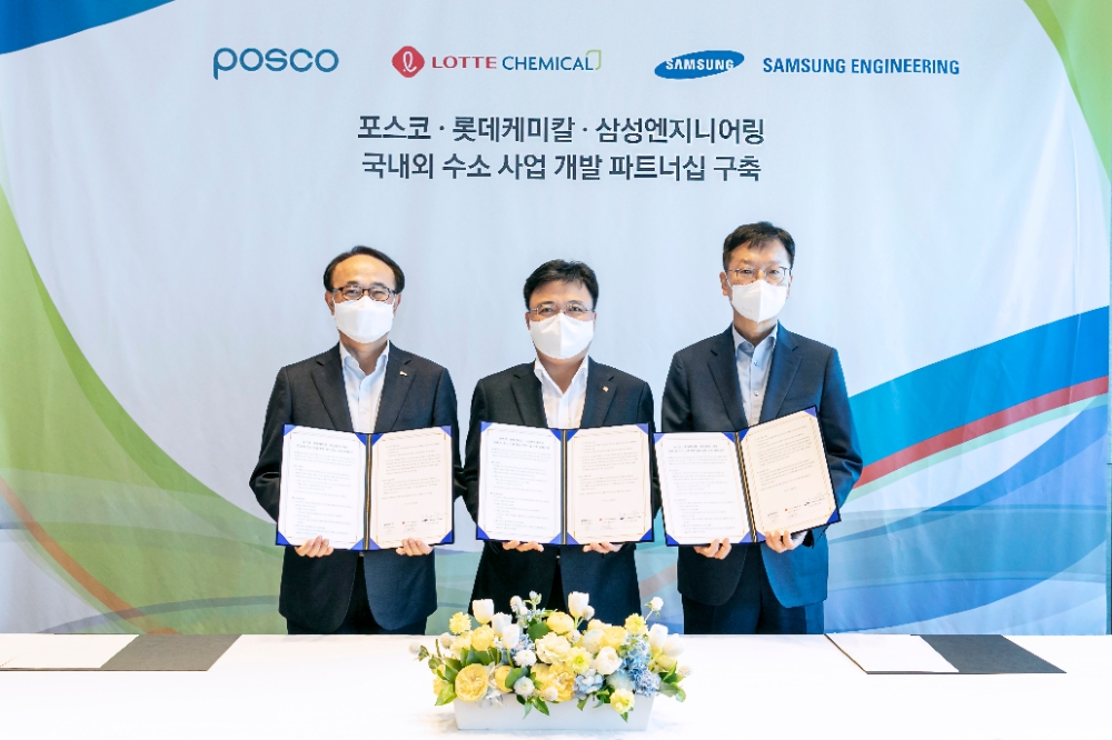 (왼쪽부터) 포스코 유병옥 산업가스·수소사업부장, 롯데케미칼 기초소재사업 황진구 대표, 삼성엔지니어링 최성안 사장.(사진=삼성엔지니어링)