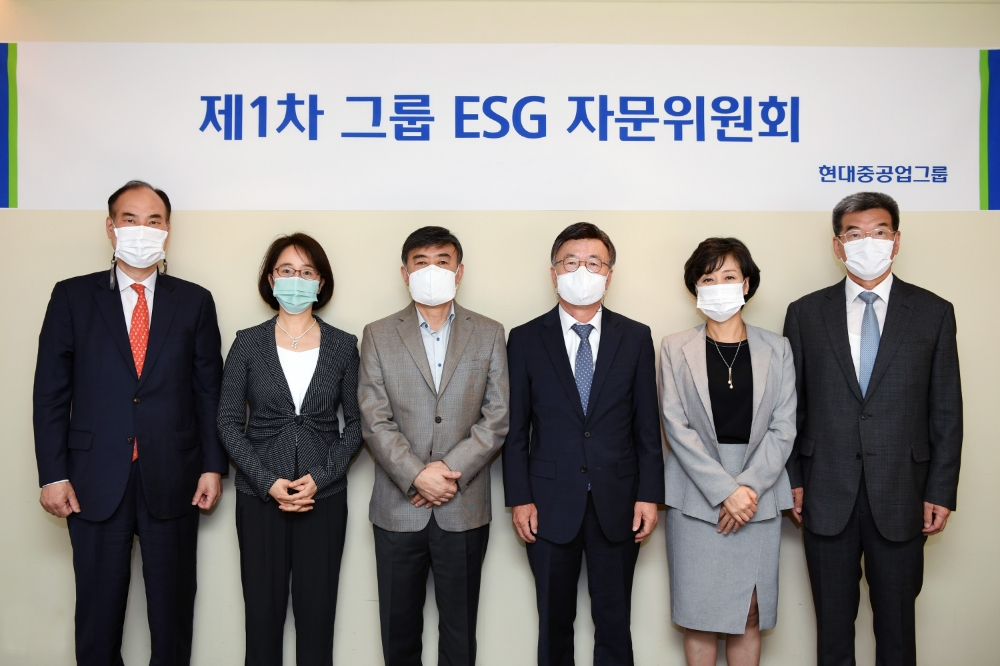 (오른쪽 끝부터) 가삼현 현대중공업그룹 CSO(부회장), 박순애 서울대 행정대학원 교수, 이규용 한국환경한림원 회장, 배수일 성균관대 경영대학원 교수, 김태진 고려대 법학전문대학원 교수, 오세헌 한국조선해양 CSO(사장).(사진=현대중공업)