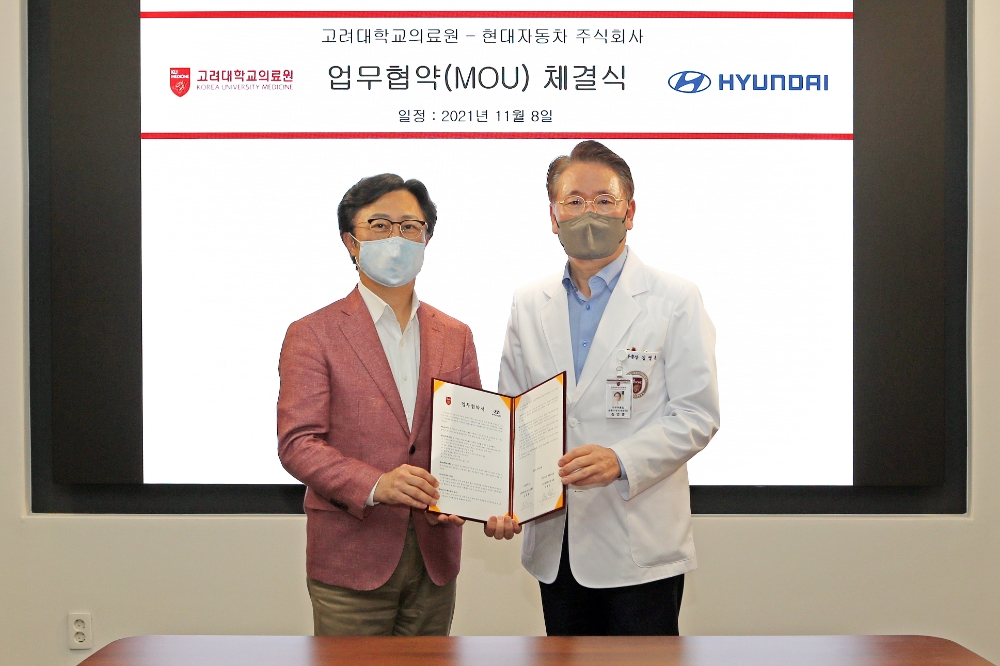 (왼쪽부터) 지영조 현대차그룹 이노베이션담당 사장, 김영훈 고려대학교의료원 의무부총장 겸 의료원장이 업무협약 체결 기념사진을 촬영하는 모습.(사진=현대자동차)