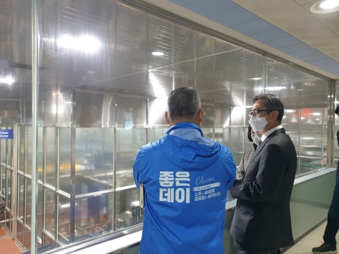 부산식약청장이 12일 주류업체를 방문해 생산 현장을 직접 확인하고 있다.(사진제공=부산식약청)