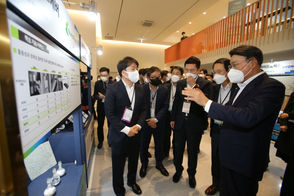 포스코그룹 최정우 회장(사진 맨 오른쪽)이 제22회 포스코 아이디어 마켓플레이스(Idea Market Place) 행사장을 둘러보며 벤처기업 나노에버 박지훈 대표에게 질문을 하고 있다.(사진=포스코)