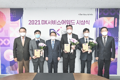 사진 왼쪽부터 서비스경영학회 유한주 회장, 롯데호텔 이효섭 부문장, 표준협회 강명수 회장, 신한카드 김진홍 팀장, 용인세브란스병원 박진영 실장, 표준협회 김현균 본부장이 시상식 이후 기념사진을 촬영하고 있다. 사진=한국표준협회