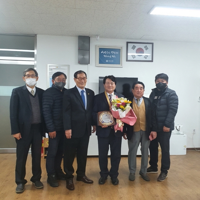 송영만 의원(오른쪽3번째)이 사단법인 한국전문기자협회로부터 의정(광역)부문 대상을 수상하고 기념촬영을 하고 있다.