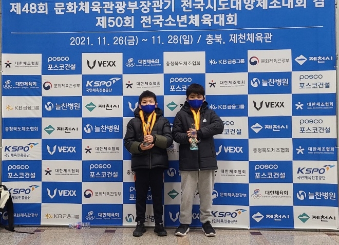 ‘제50회 전국소년체육대회’단체종합 부문에서 2위를 차지한 신현빈 학생(왼쪽)과 최민태 학생.(사진제공=부산교육청)