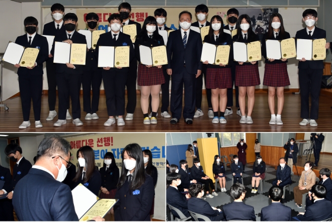 김석준 부산광역시교육감이 12월 13일 오전 10시 30분 부산 수영구 망미중학교를 방문해 선행 학생 14명에게 교육감 표창장을 수여하고, 학생들을 격려하고 있다.(사진제공=부산교육청)