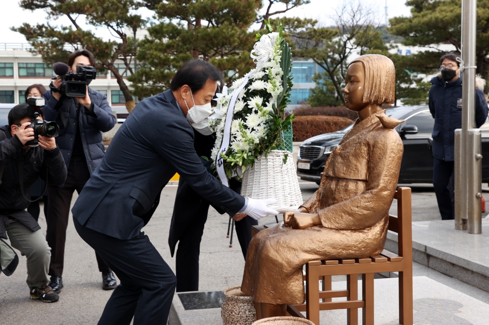 장현국 의장이 ‘경기도의회 평화의 소녀상’ 건립 3주년을 기념해 헌화하고 있다.