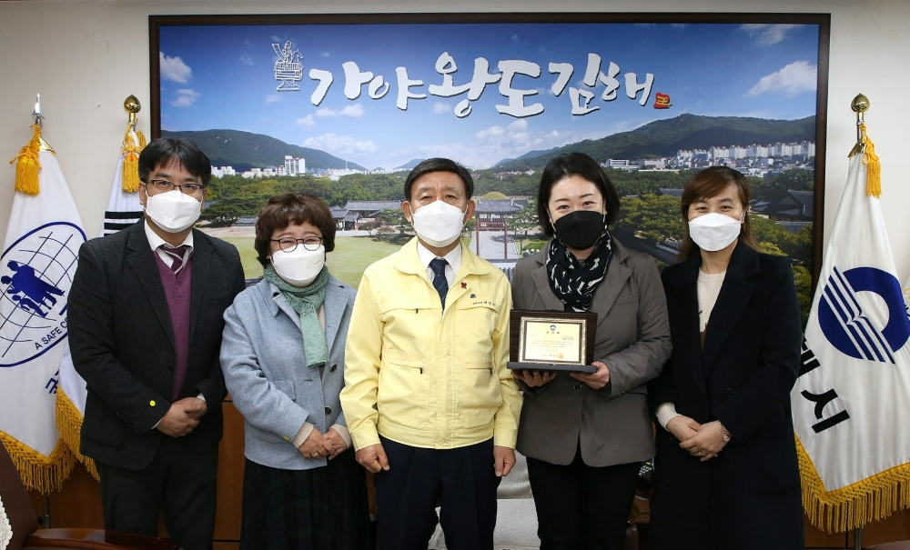 이주현 갑을장유병원 이사(좌측에서 4번째) 및 허성곤 김해시장(3번째) 등 관계자들이 참석한 가운데 김해시청 시장실에서 열린 감사패 수여식에서 갑을장유병원은 다양한 지역사회 의료지원 활동 및 후원으로 시민보건 증진과 지역사회 발전에 기여한 공로를 인정받아 감사패를 받고 참석 관계자들이 기념촬영을 하고 있다.(사진=KBI그룹)